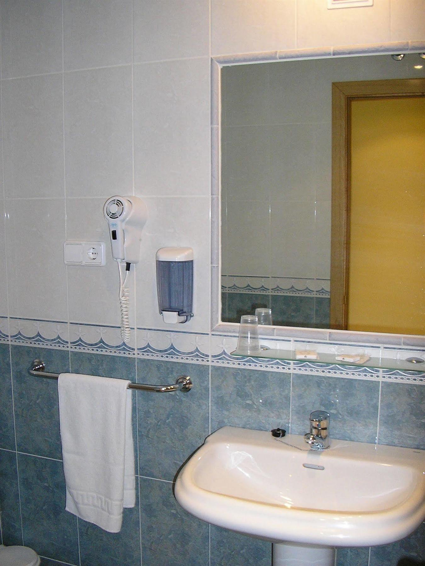 Hotel San Juan Revilla De Camargo Bagian luar foto